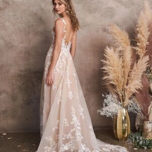 Elegant Cream Lace Wedding Dress